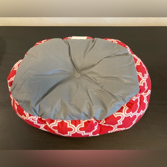 SOLD Small red/white pet bed, fluffy and soft, dog or cat - Picture 5 of 12
